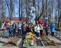 В преддверии 77-летия Дня Победы в Великой Отечественной войне жители д. Лучинка посадили деревья в - 6