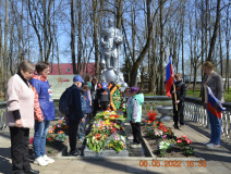 В преддверии 77-летия Дня Победы в Великой Отечественной войне жители д. Лучинка посадили деревья в - 8