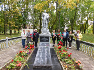 23.09.2022 г. на территории Кощинского сельского поселения состоялось возложение цветов на Братской могиле № 6 и на Одиночном воинском захоронении времен ВОВ (д. Гевино) - фото - 4