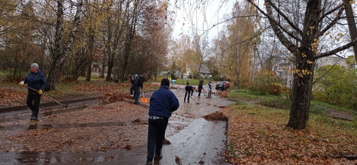 на деревьях листьев мало. На земле — невпроворот. Из лоскутьев одеяло На прощанье осень шьёт - фото - 1